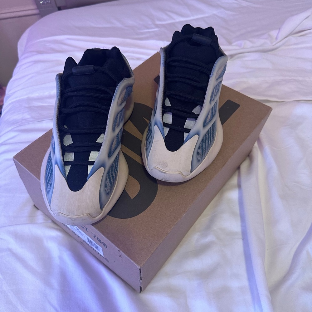 Yeezy 700 v3